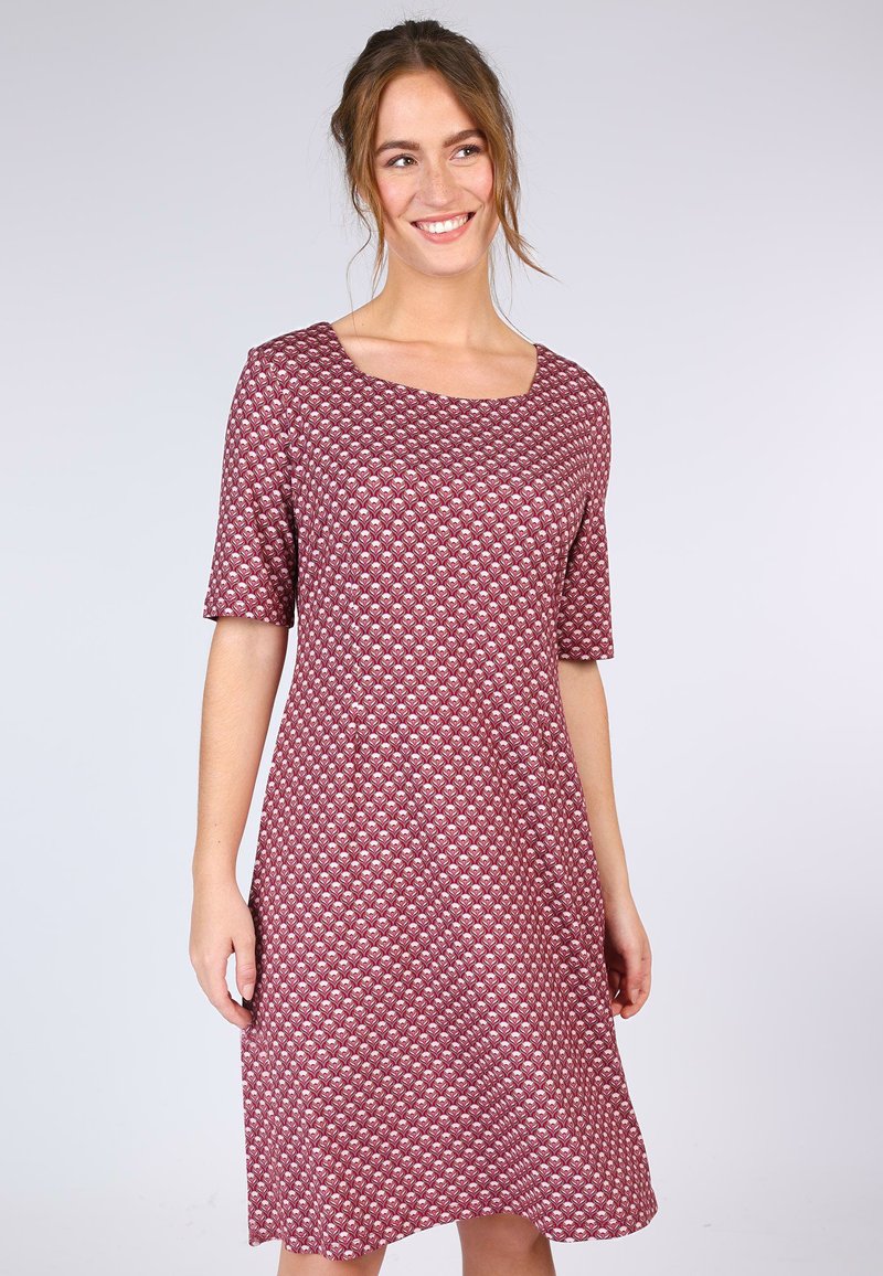 Beige gemustertes Kleid mit kurzen Ärmeln, einem quadratischen Ausschnitt und einem schwingenden Rock, der ein geometrisches Design in helleren Farbtönen aufweist.