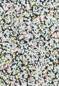 Tessuto multicolore con un motivo a spruzzi di bianco, giallo, rosso e nero. La trama appare liscia con un design leggero.