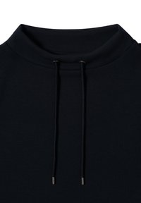 Collo di felpa nera con cappuccio dotato di coulisse con terminali metallici, superficie frontale visibile su sfondo bianco.