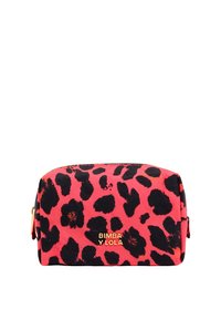Bolso cosmético con estampado de leopardo en rosa brillante y negro, con un logo dorado y cierre de cremallera. Tejido texturizado con forma redondeada.
