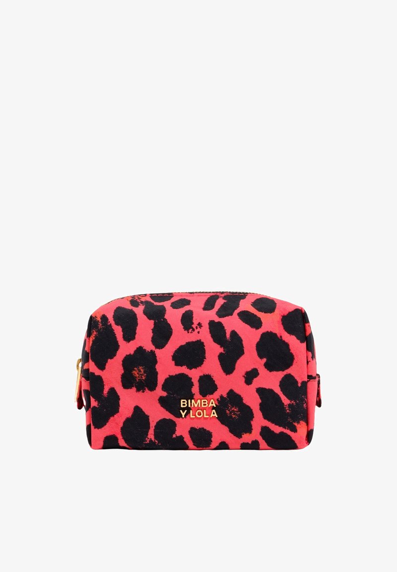 Bolso cosmético con estampado de leopardo en rosa brillante y negro, con un logo dorado y cierre de cremallera. Tejido texturizado con forma redondeada.