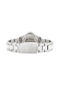 Reloj de acero inoxidable plateado con pulsera pulida, caja redonda y corona. Presenta un acabado suave y un logotipo de la marca grabado en el cierre.