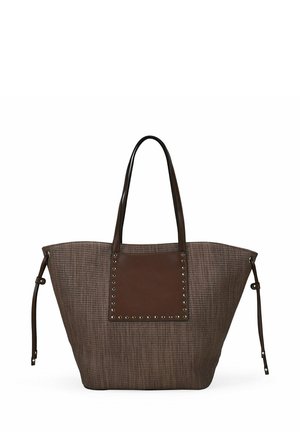 Bolso tote de gran tamaño en color marrón, con una tela texturizada de tejido y un panel de cuero liso en contraste que presenta tachuelas decorativas. Mangos largos y resistentes.