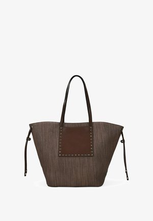 Bolso tote de gran tamaño en color marrón, con una tela texturizada de tejido y un panel de cuero liso en contraste que presenta tachuelas decorativas. Mangos largos y resistentes.