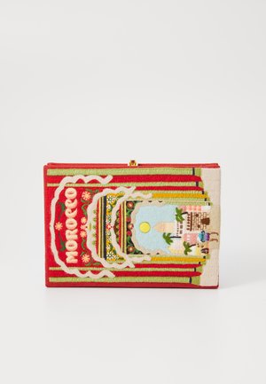 Pochette rectangulaire rouge avec une scène marocaine colorée brodée, comprenant un soleil, des palmiers, des bâtiments et le mot "MAROC" en lettres blanches.