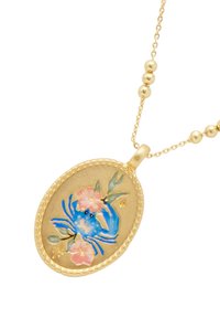 Kuldne ovaalne ripats-kaelakee sinise krabi ja roosade lillede emaili kujundusega peenel kettal, millel on ümmargused helmeste detailid.