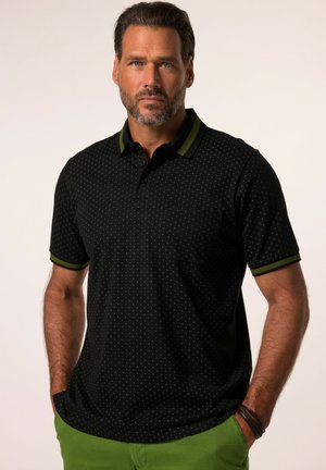 T-shirt polo noir avec des accents verts, présentant un motif de points subtil, des manches courtes, une patte de boutonnage à trois boutons et une poche sur la poitrine.