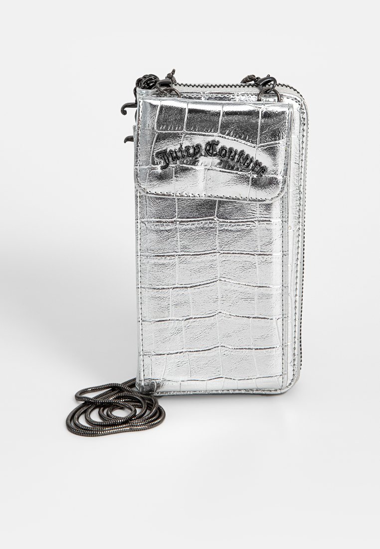 Sac en bandoulière argenté avec un relief en crocodile, doté d'un rabat magnétique, d'une chaîne en bandoulière et d'un logo de marque embossé à l'avant.