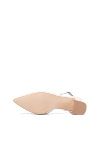 Scarpa bianca con tacco alto, punta affusolata e cinturino regolabile alla caviglia. Materiale superiore liscio e suola beige texturizzata.