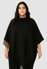 Poncho nero con colletto a cappuccio, orlo frangiato, realizzato in tessuto morbido. Presenta una vestibilità ampia e si drappeggia elegantemente sul corpo.