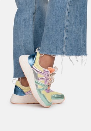 Barevné tenisky s kombinací síťoviny, syntetických materiálů a metalických akcentů v pastelově žluté, modré, zelené a levandulové barvě.
