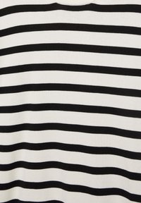 Gros plan sur un tissu blanc avec des rayures noires horizontales uniformément espacées.