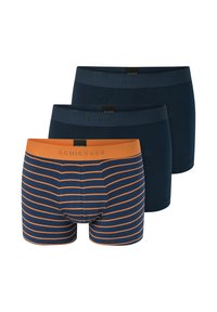 Drie paar boxershorts. Twee effen donkerblauw met elastische tailles; één met marineblauwe en oranje horizontale strepen en een oranje tailleband.