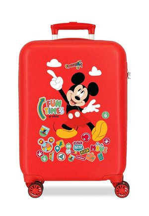 Maleta roja con gráfico de Mickey Mouse, pegatinas coloridas con temática de viajes y cuatro ruedas giratorias rojas.