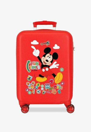 Maleta roja con gráfico de Mickey Mouse, pegatinas coloridas con temática de viajes y cuatro ruedas giratorias rojas.