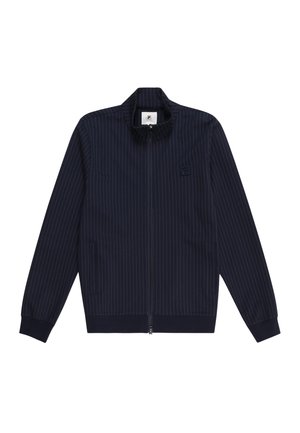 Chaqueta navy con rayas blancas verticales, cierre de cremallera, cuello alto, bolsillos laterales y puños y dobladillo de canalé. Logo minimalista en el pecho.