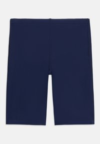 Στενά βερμούδες σε μήκος μέχρι το γόνατο σε ναυτικό μπλε χρώμα με εμφανείς ραφές κατά μήκος των ραφών σε λευκό φόντο.