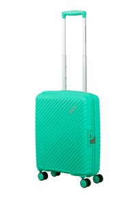 Valise rigide compacte turquoise avec rainures diagonales, poignée télescopique, quatre roues pivotantes et serrure à combinaison intégrée.