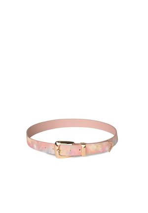 Cinturón rosa con hebilla dorada y sutil patrón multicolor tie-dye, material de cuero, orificios ajustables para tallas, exhibido plano sobre fondo blanco.