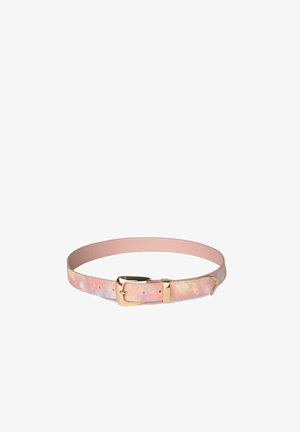 Pinkfarbener Gürtel mit goldener Schnalle und dezentem mehrfarbigem Batikmuster, Leder, verstellbare Löcher zur Größenanpassung, flach auf weißem Hintergrund dargestellt.