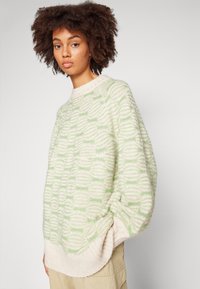 Object OBJINA TUNIC - Striktrøje - sandshell/fair green