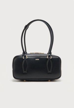 Bolso de mano rectangular de cuero negro con doble asa, cremallera dorada y pequeño logo «BOSS» en el centro frontal.