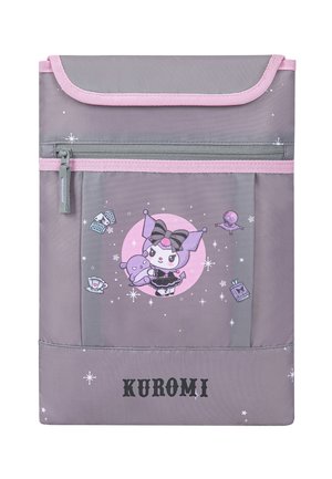 Kleine grijze en roze pouch met Kuromi-figuur die een paarse knuffel vasthoudt, omgeven door sterren, een theekopje, kaarten, een kristallen bol en een boek.