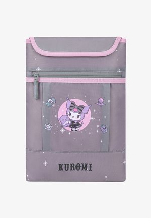 Kleine grijze en roze pouch met Kuromi-figuur die een paarse knuffel vasthoudt, omgeven door sterren, een theekopje, kaarten, een kristallen bol en een boek.