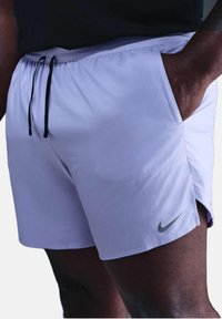 Nike Performance STRIDE - Kurze Sporthose - hydrangeas black