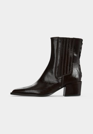 Bottine en cuir marron foncé brillant avec bout pointu, panneau latéral élastique et talon bloc bas sur fond uni.