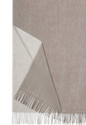 Beige und taupe umkehrbare Decke mit einer weichen Textur und langen Fransen entlang einer Seite. Verfügt über ein zurückhaltendes, glattes, gewebtes Design.
