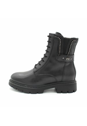 Zwarte leren enkelboots met een ronde neus, vetersluiting en decoratieve studs aan de zijkant. Zware profielzool voor grip.