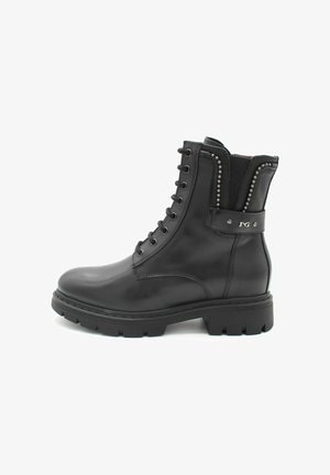 Zwarte leren enkelboots met een ronde neus, vetersluiting en decoratieve studs aan de zijkant. Zware profielzool voor grip.