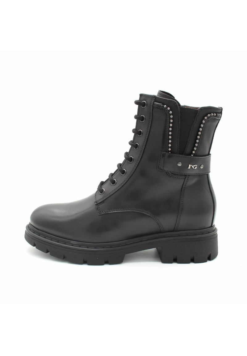Botas de tobillo de cuero negro con punta redonda, diseño de cordones y tachuelas decorativas en el costado. Suela con un fuerte relieve para mayor tracción.