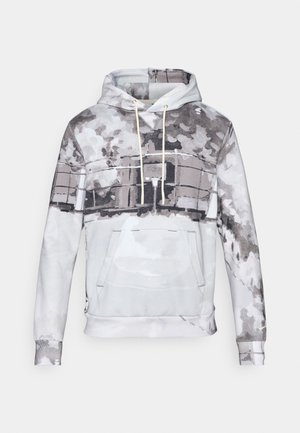 Sweat-shirt à capuche en tissu doux, présentant un motif aquarelle dans des nuances de gris et de blanc. Comprend une poche avant et un cordon de serrage.