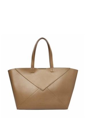 Lichtbruine leren totebag met geometrische stiksels en twee handvatten, met een minimalistisch ontwerp en subtiele merknaam op het midden van de voorkant.
