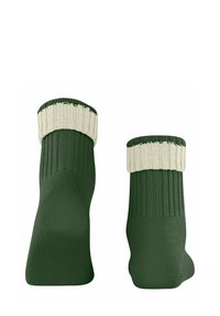 Zielone dziane skarpetki z prążkowanym białym mankietem, gładką teksturą i różnorodnymi wzorami dzianiny na kostce i części stopy.
