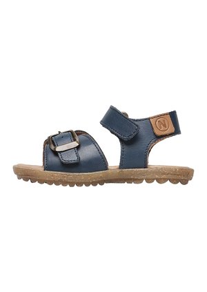 Mørkeblå lædersandal med spænde og velcrobånd, åben tå-design, tekstureret mellemsål og gummisål med grebsmønstre.