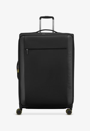 Zwarte koffer met een textuur oppervlak, een voorvak met rits en een uitschuifbare handgreep. Voorzien van vier wielen met gele accenten voor mobiliteit.