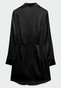 Czarna satynowa koszula z długim rękawem i kołnierzykiem, z tylnym szwem, delikatnym połyskiem oraz bocznymi rozcięciami u dołu dla swobody ruchów.