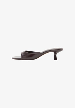 Mules en cuir marron, à enfiler, avec un bout ouvert, un design supérieur courbé, un talon fin en kitten et une texture lisse. Forme simple et moderne.
