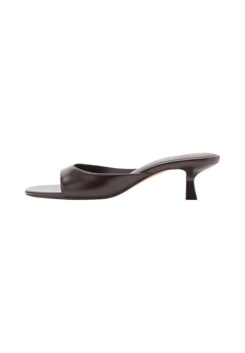 Hnědé kožené mules na slip-on s otevřenou špičkou, zakřiveným horním designem, úzkým jehlovým podpatkem a hladkou texturou. Jednoduchý a moderní tvar.