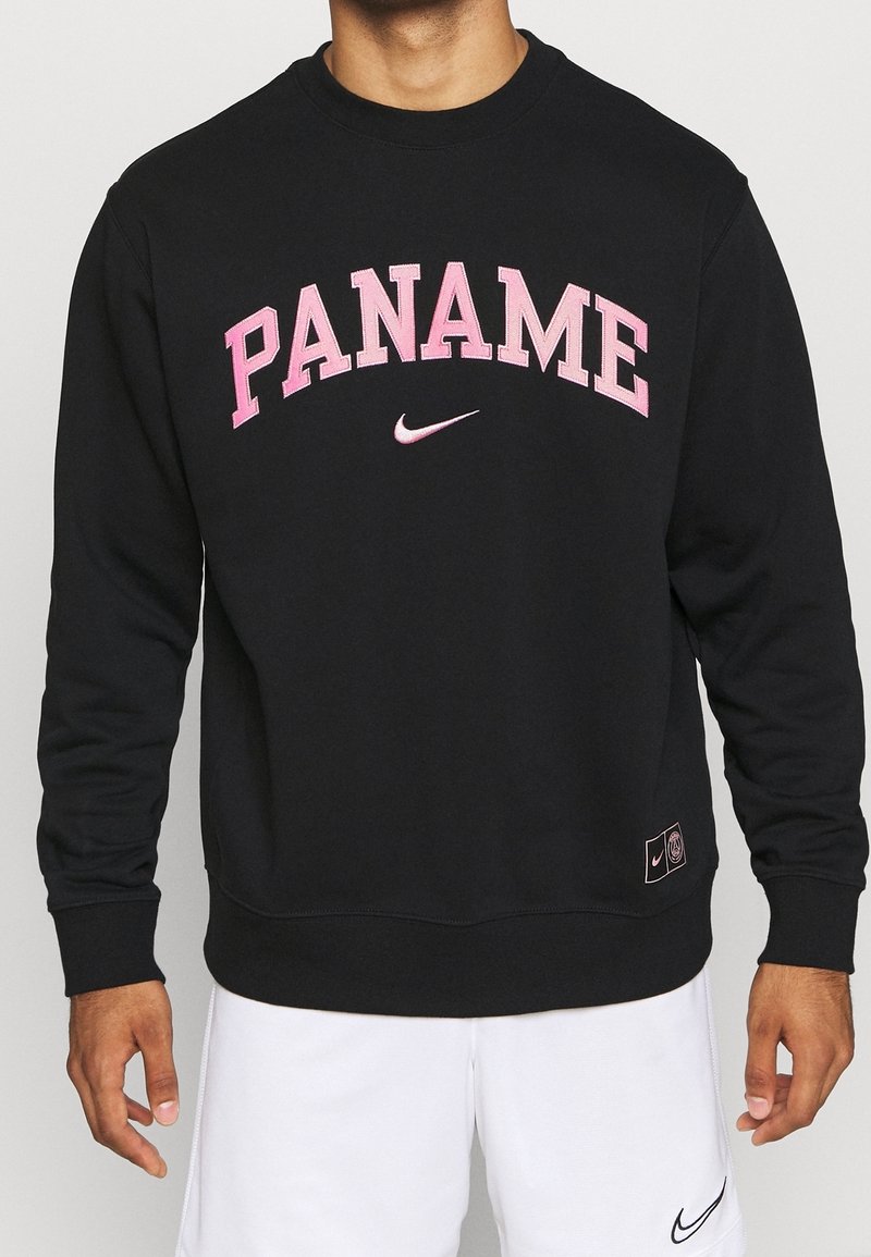 Felpa nera con la scritta "PANAME" in lettere rosa, logo Nike, colletto a girocollo, polsini e orlo con costine; realizzata in un morbido tessuto texturizzato.