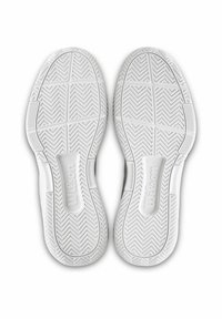Plantillas de zapatillas deportivas blancas con un patrón de tracción en espiga. Material de goma suave con acentos reforzados. Presenta un logo de la marca en el centro.