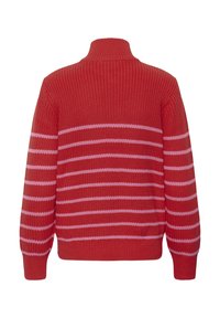 Czerwony sweter z dzianiny z wysokim kołnierzem, z przemiennymi poziomymi różowymi paskami. Miękka tekstura z prążkowanymi mankietami i dolnym brzegiem.