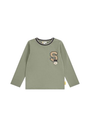 Chemise enfant à manches longues vert clair avec un col rayé noir et blanc, lettre "S" beige, et petit écusson d’ours portant un casque sur la poitrine.