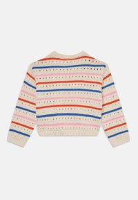 Pletený sveter s horizontálnymi pruhmi v ružovej, modrej, oranžovej a krémovej farbe. Okrúhly výstrih a rebrované manžety. Otvorený vzor po celom svete.