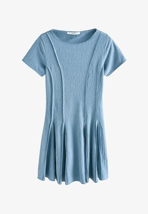Rochie scurtă de culoare bleu deschis, dintr-un material texturat, cu decolteu circular și detalii plisate la fustă pentru un plus de volum și mișcare.