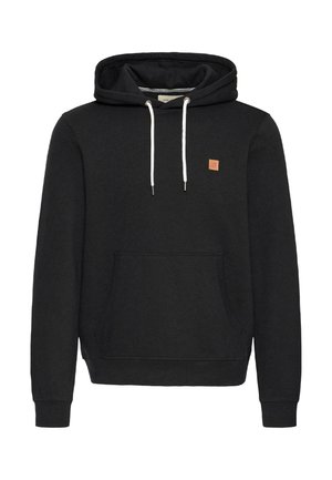 Hanorac negru cu glugă, cu șnururi albe, buzunar frontal tip kangaroo, manșete ribbate și un mic patch pătrat maro pe piept.