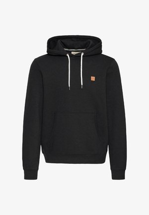 Hanorac negru cu glugă, cu șnururi albe, buzunar frontal tip kangaroo, manșete ribbate și un mic patch pătrat maro pe piept.